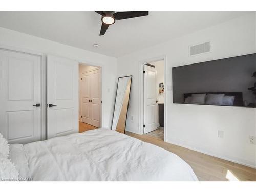 29 Rapids Lane, Hamilton, ON - Indoor Photo Showing Bedroom