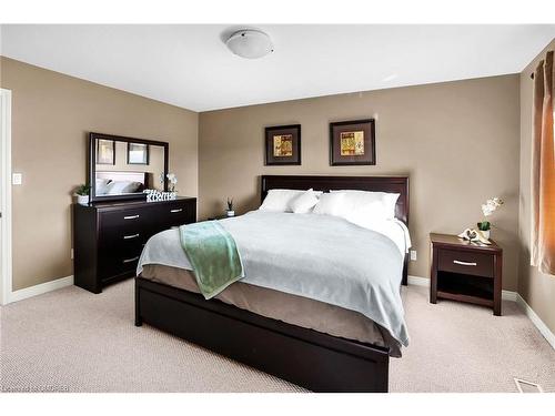 6532 Mary Drive, Niagara Falls, ON - Indoor Photo Showing Bedroom