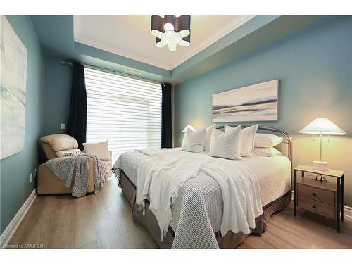 129-3500 Lakeshore Road W, Oakville, ON - Indoor Photo Showing Bedroom