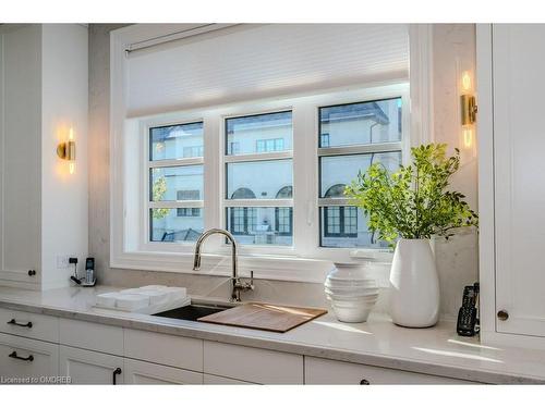 1207 Lakeshore Road W, Oakville, ON - Indoor Photo Showing Kitchen