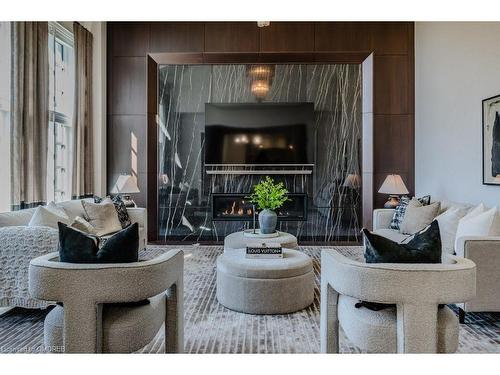 1207 Lakeshore Road W, Oakville, ON - Indoor Photo Showing Living Room