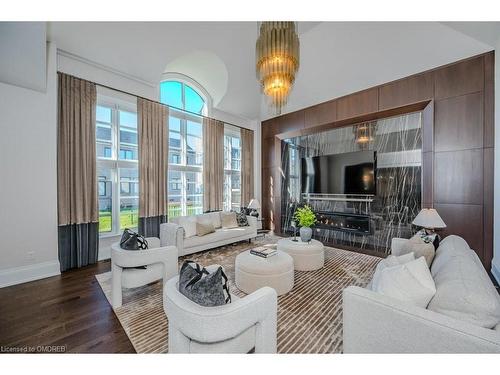 1207 Lakeshore Road W, Oakville, ON - Indoor Photo Showing Living Room