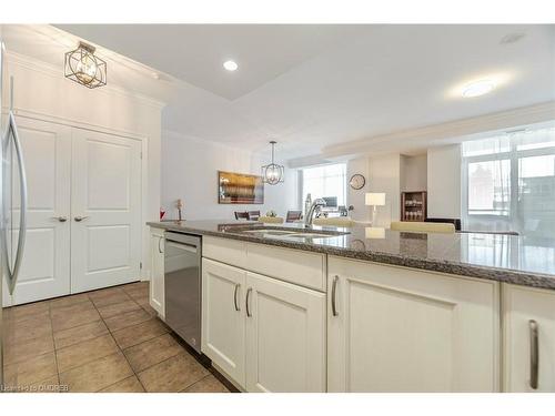 1005-360 Pearl Street, Burlington, ON - Indoor Photo Showing Kitchen