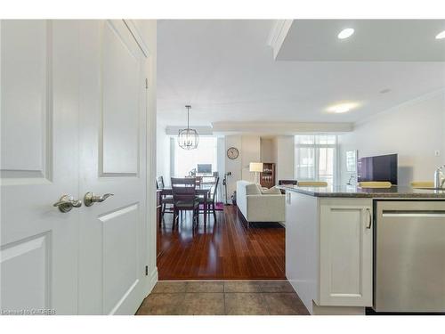 1005-360 Pearl Street, Burlington, ON - Indoor Photo Showing Kitchen