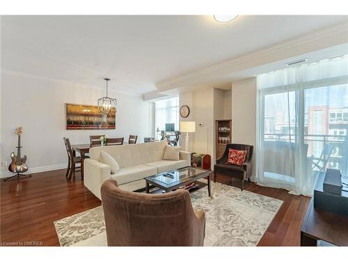 1005-360 Pearl Street, Burlington, ON - Indoor Photo Showing Living Room