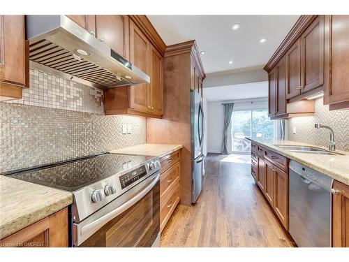 2262 Carol Road, Oakville, ON - Indoor Photo Showing Kitchen With Upgraded Kitchen