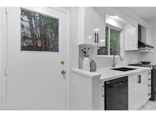 440 Sunset Drive, Oakville, ON - Indoor Photo Showing Kitchen With Double Sink