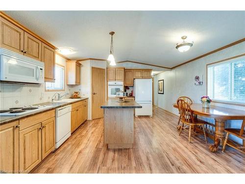 23 Olympia Avenue Pvt Avenue, Puslinch, ON - Indoor Photo Showing Kitchen