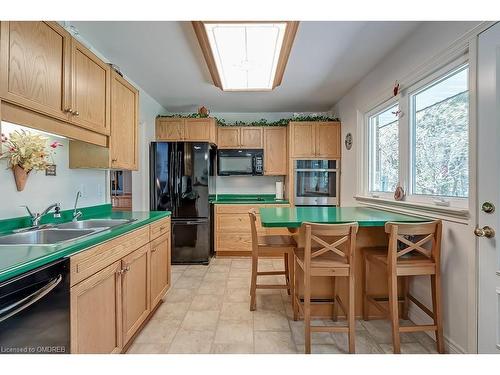 141 Woodhaven Park Drive, Oakville, ON - Indoor Photo Showing Kitchen