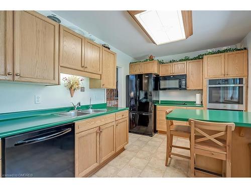 141 Woodhaven Park Drive, Oakville, ON - Indoor Photo Showing Kitchen