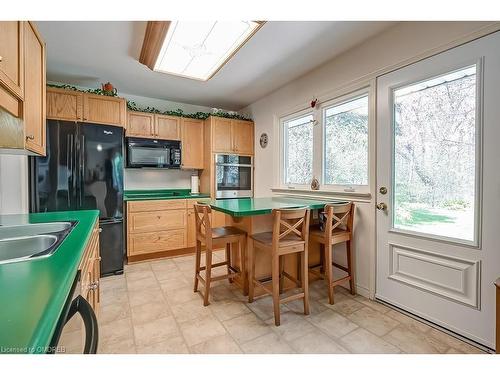 141 Woodhaven Park Drive, Oakville, ON - Indoor Photo Showing Kitchen