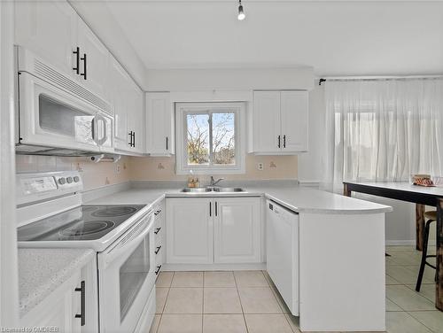 920 Apple Gate Court, Mississauga, ON - Indoor Photo Showing Kitchen With Double Sink