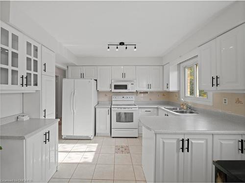 920 Apple Gate Court, Mississauga, ON - Indoor Photo Showing Kitchen With Double Sink