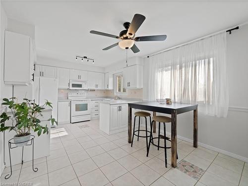 920 Apple Gate Court, Mississauga, ON - Indoor Photo Showing Kitchen