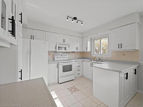 920 Apple Gate Court, Mississauga, ON - Indoor Photo Showing Kitchen With Double Sink