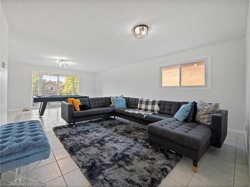 920 Apple Gate Court, Mississauga, ON - Indoor Photo Showing Living Room