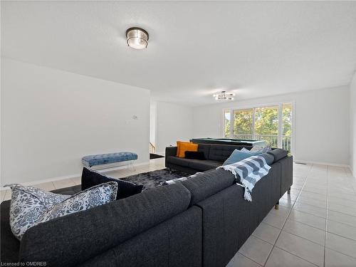 920 Apple Gate Court, Mississauga, ON - Indoor Photo Showing Living Room