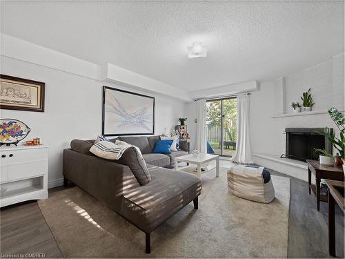 920 Apple Gate Court, Mississauga, ON - Indoor Photo Showing Living Room