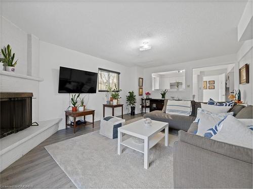 920 Apple Gate Court, Mississauga, ON - Indoor Photo Showing Living Room With Fireplace