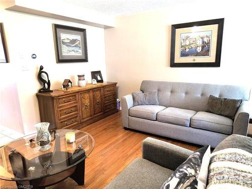 3497 Southwick Street, Mississauga, ON - Indoor Photo Showing Living Room