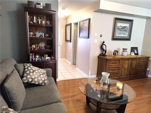 3497 Southwick Street, Mississauga, ON - Indoor Photo Showing Living Room