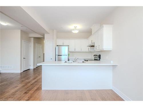 72 Manhattan Court Court, St. Catharines, ON - Indoor Photo Showing Kitchen