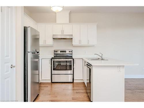 72 Manhattan Court Court, St. Catharines, ON - Indoor Photo Showing Kitchen With Double Sink