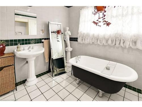 305 Cherrywood Avenue, Fort Erie, ON - Indoor Photo Showing Bathroom