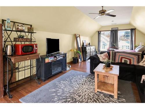 305 Cherrywood Avenue, Fort Erie, ON - Indoor Photo Showing Living Room