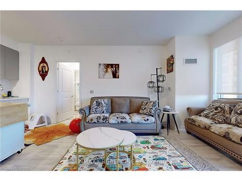 1604B-4655 Metcalfe Avenue Avenue, Mississauga, ON - Indoor Photo Showing Living Room