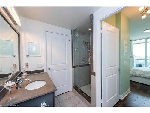 710-1055 Southdown Road, Mississauga, ON - Indoor Photo Showing Bathroom