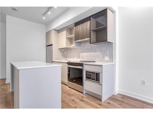 222-395 Dundas Street W, Oakville, ON - Indoor Photo Showing Kitchen