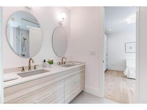 295 Allen Road, Grimsby, ON - Indoor Photo Showing Bathroom