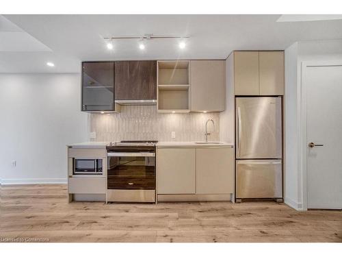 418-395 Dundas Street, Oakville, ON - Indoor Photo Showing Kitchen With Stainless Steel Kitchen