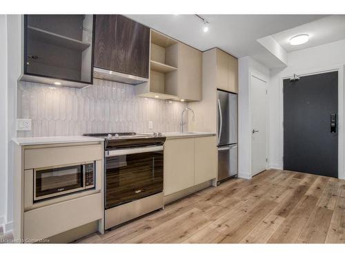 418-395 Dundas Street, Oakville, ON - Indoor Photo Showing Kitchen With Stainless Steel Kitchen With Upgraded Kitchen