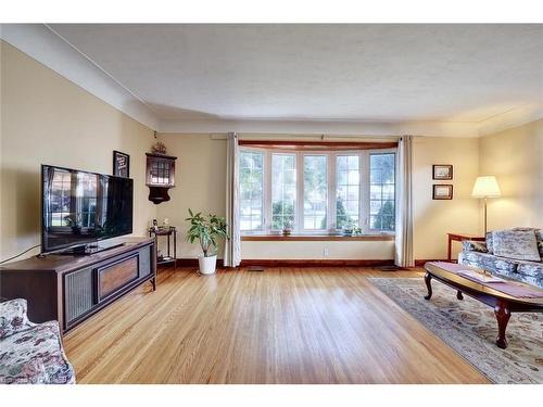 167 West 18Th Street, Hamilton, ON - Indoor Photo Showing Living Room