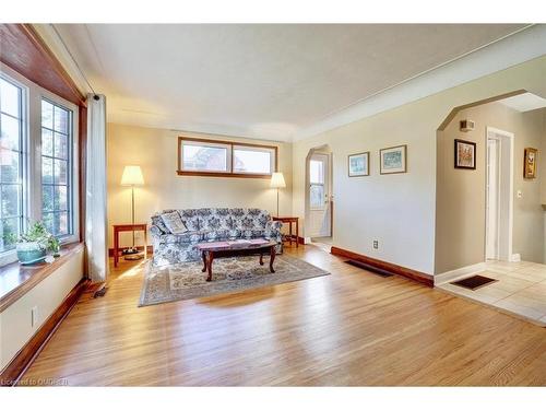 167 West 18Th Street, Hamilton, ON - Indoor Photo Showing Living Room