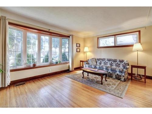 167 West 18Th Street, Hamilton, ON - Indoor Photo Showing Living Room