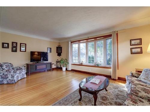 167 West 18Th Street, Hamilton, ON - Indoor Photo Showing Living Room