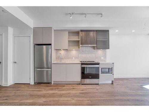 620-395 Dundas Street W, Oakville, ON - Indoor Photo Showing Kitchen With Stainless Steel Kitchen With Upgraded Kitchen