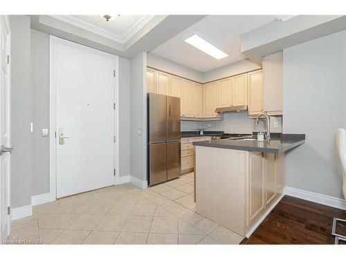 25 Kingsbridge Gardens Circle, Mississauga, ON - Indoor Photo Showing Kitchen