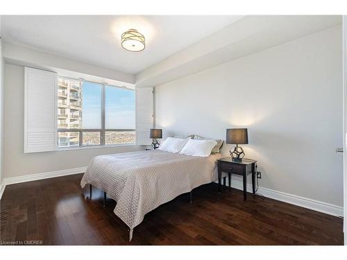 25 Kingsbridge Gardens Circle, Mississauga, ON - Indoor Photo Showing Bedroom