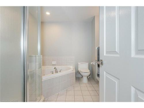 25 Kingsbridge Gardens Circle, Mississauga, ON - Indoor Photo Showing Bathroom