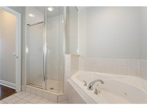 25 Kingsbridge Gardens Circle, Mississauga, ON - Indoor Photo Showing Bathroom