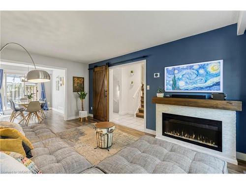 88-5475 Lakeshore Road, Burlington, ON - Indoor Photo Showing Living Room With Fireplace