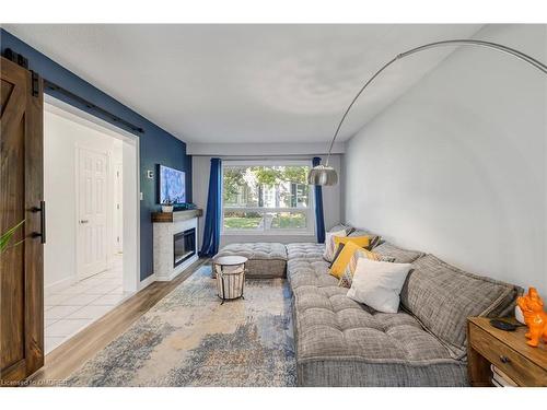 88-5475 Lakeshore Road, Burlington, ON - Indoor Photo Showing Living Room