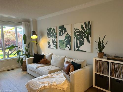 5392 Sheldon Park Drive, Burlington, ON - Indoor Photo Showing Living Room