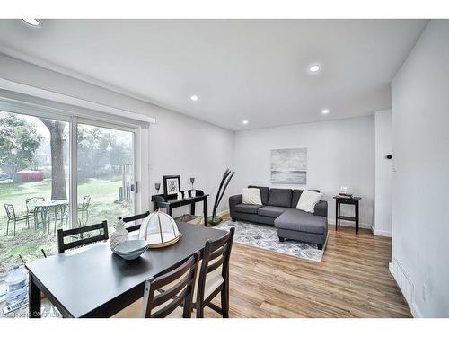 4-403 Keats Way, Waterloo, ON - Indoor Photo Showing Living Room