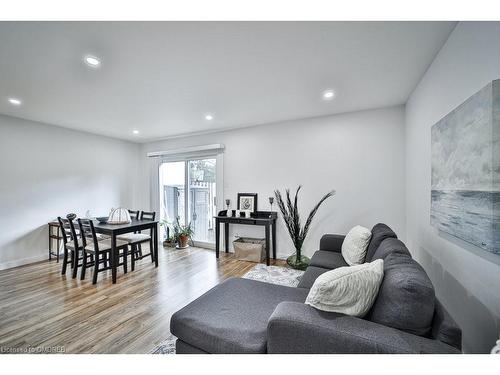 4-403 Keats Way, Waterloo, ON - Indoor Photo Showing Living Room