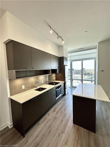 807-3005 Pine Glen Road, Oakville, ON - Indoor Photo Showing Kitchen